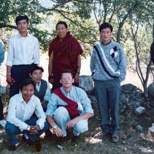 En compagnie du peintre Könchok Lhadrepa, Samdrup Tshéring, les sculpteurs bhoutanais et Khenpo Gocha, 1990.